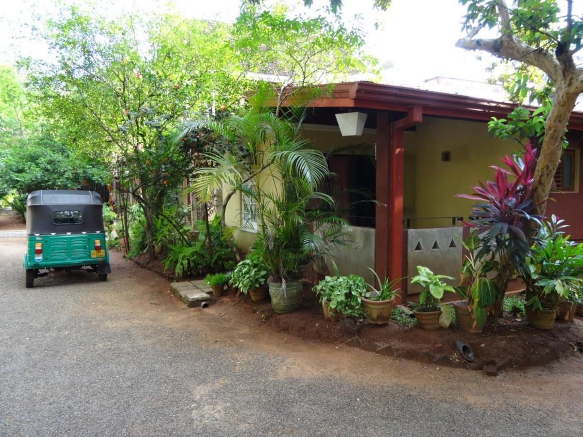 Hotel Shalini Anuradhapura Exterior foto
